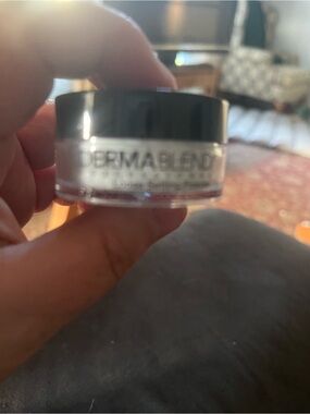 Dermablend Translucent Loose Setting Powder - Clear White Jar with Black Lid